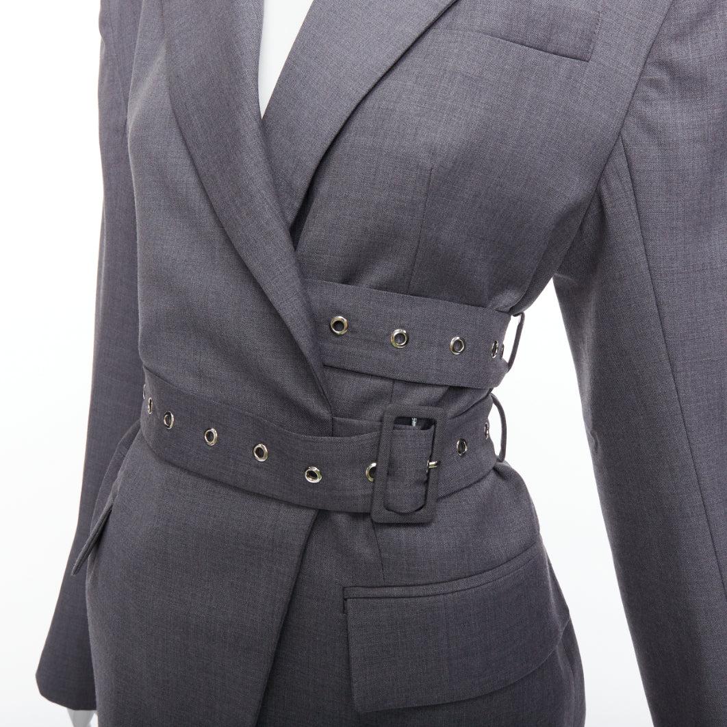 ROHK blazer grigio in misto lana con grommet e doppia cintura a padiglione FR36 S
Riferimento: TGAS/E00778
Marchio: Rohk
Materiale: Lana, misto
Colore: Grigio, Argento
Modello: Tinta unita
Chiusura: Cintura
Fodera: Tessuto grigio
Dettagli extra: