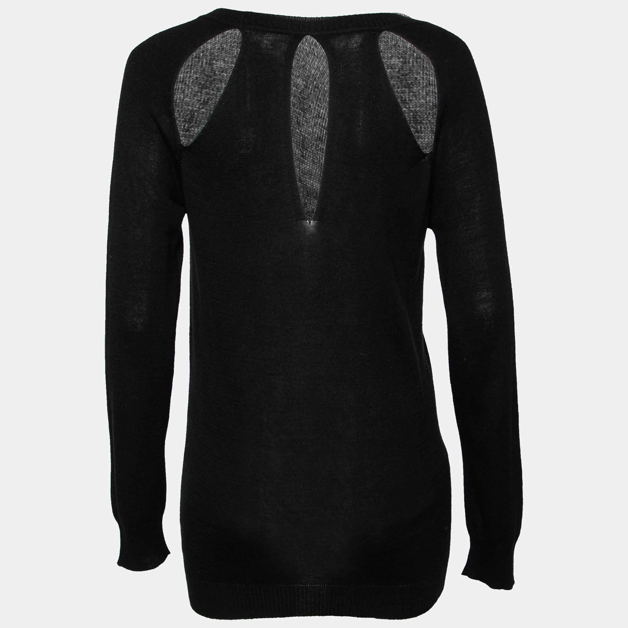 Dieser schicke schwarze Pullover von Roi ist aus Seide gefertigt. Es hat ausgeschnittene Details und lange Ärmel. Tragen Sie es mit einer Jeans für einen modischen Look.
