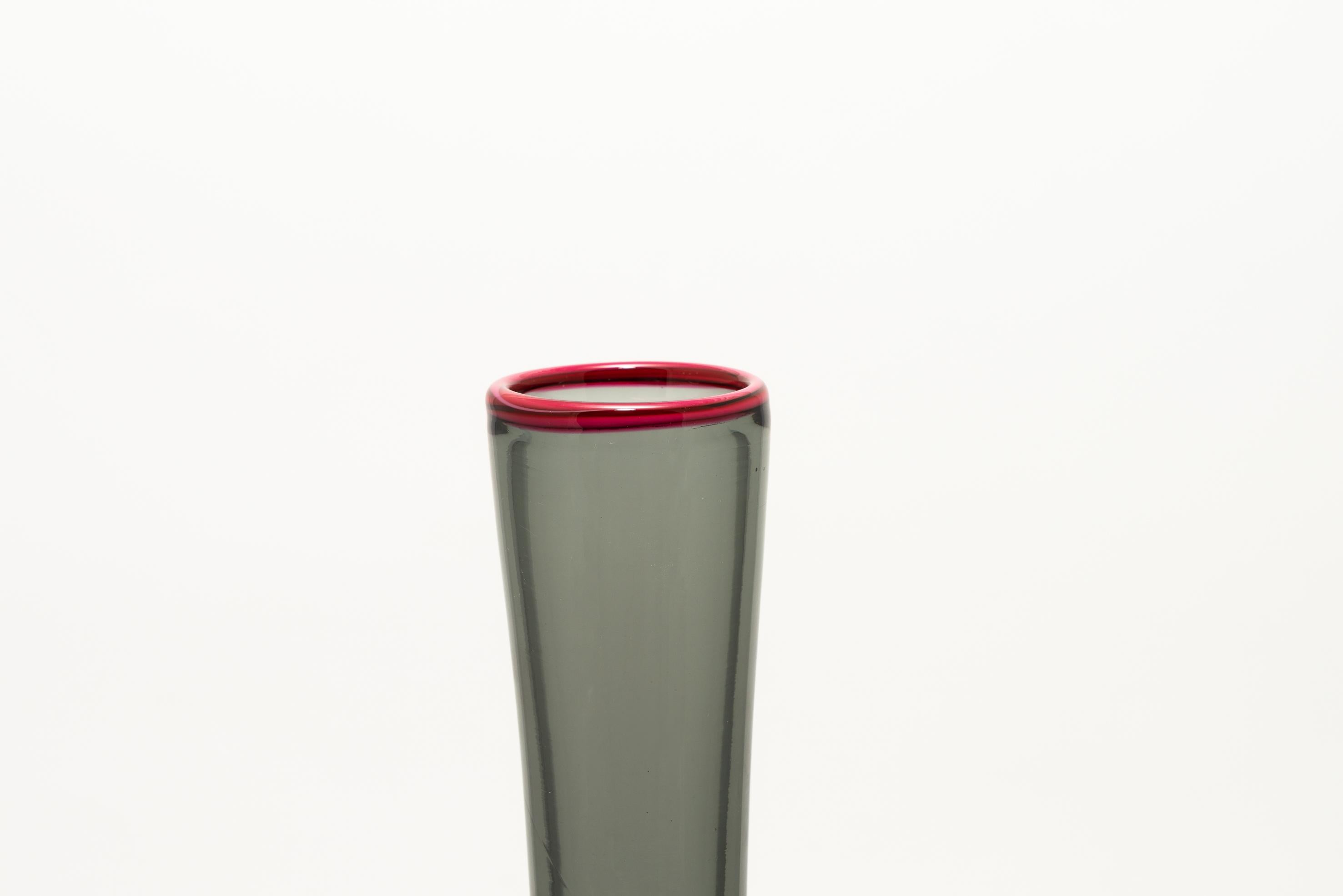 The Roi jug reinterprets the classic shape of traditional dining pitchers: simple, elegant, with a rounded
base and a long, graceful neck. 
Giberto personalized the design by adding a heat-applied pink rim, creating a refined contrast with the soft