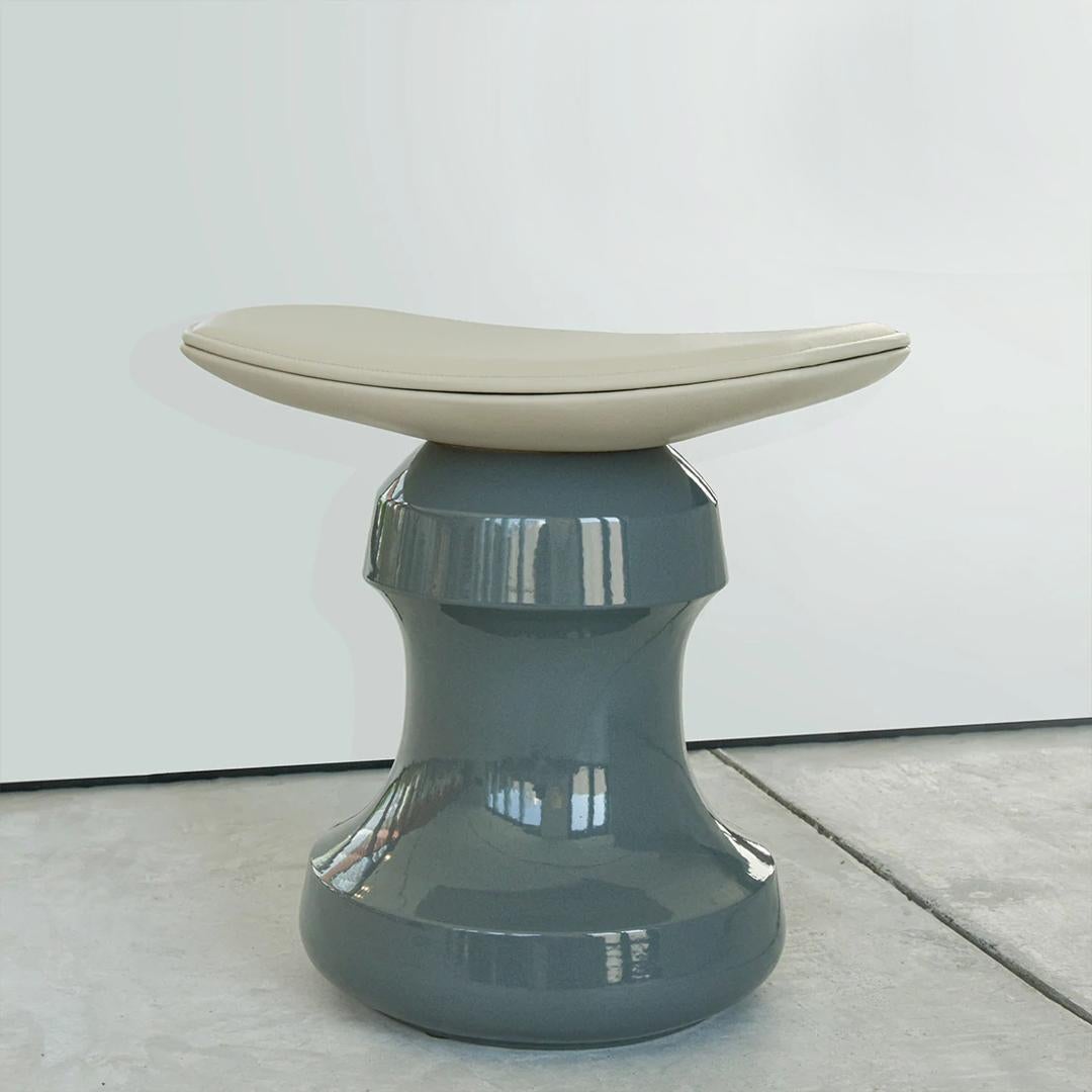 The Roi stool evokes the outline of a chess piece or a pommel horse. It draws its stylistic vocabulary from the tradition of turned wood in this precious and fine art consisting in subtracting, hollowing out, and redrawing the material to glorify it.