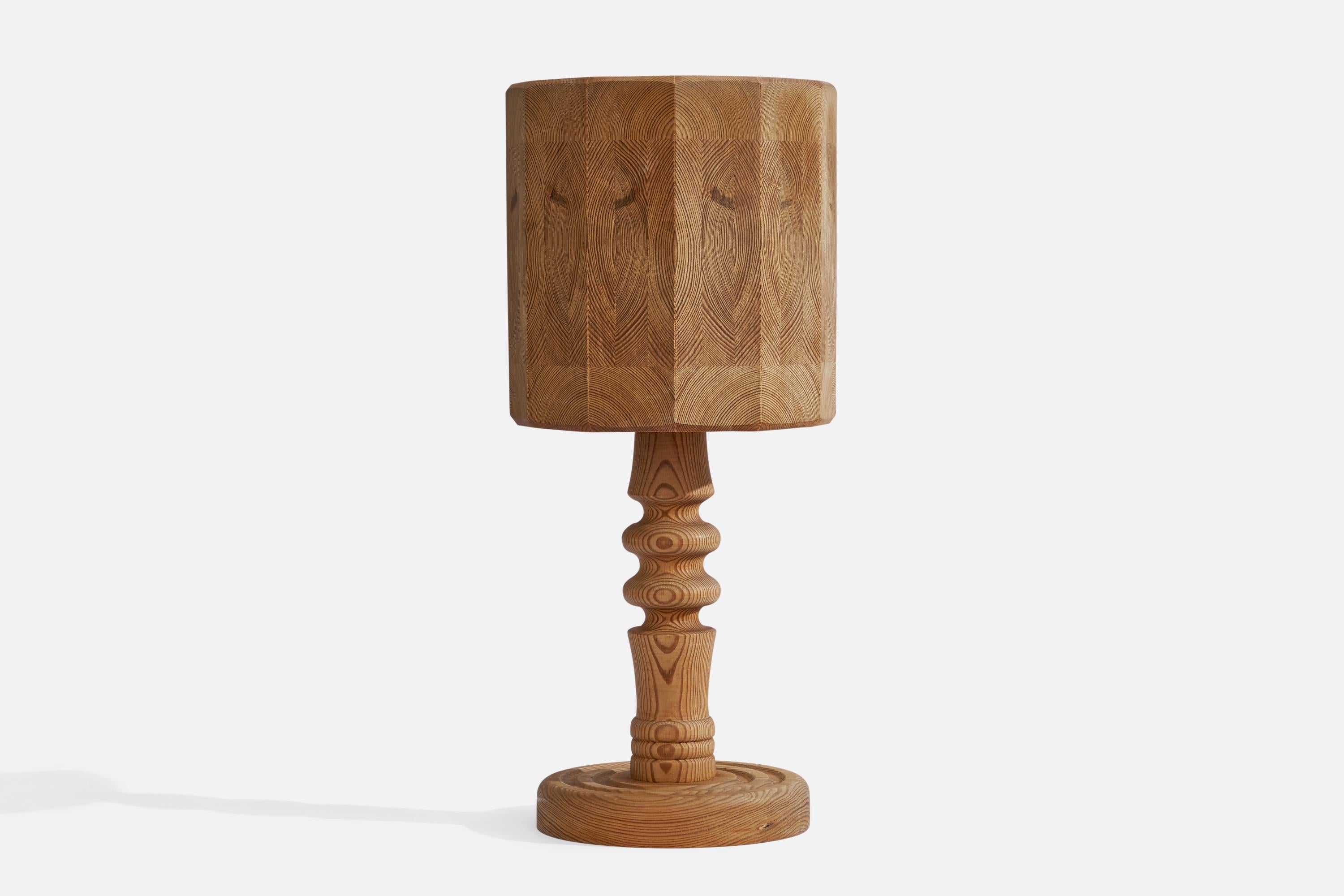A pine table lamp designed and produced by Röjans Snickeri, Sweden, 1970s.

Overall Dimensions (inches): 19.25”  H x 8.25” D
Stated dimensions include shade.
Bulb Specifications: E-26 Bulb
Number of Sockets: 1
All lighting will be converted for US