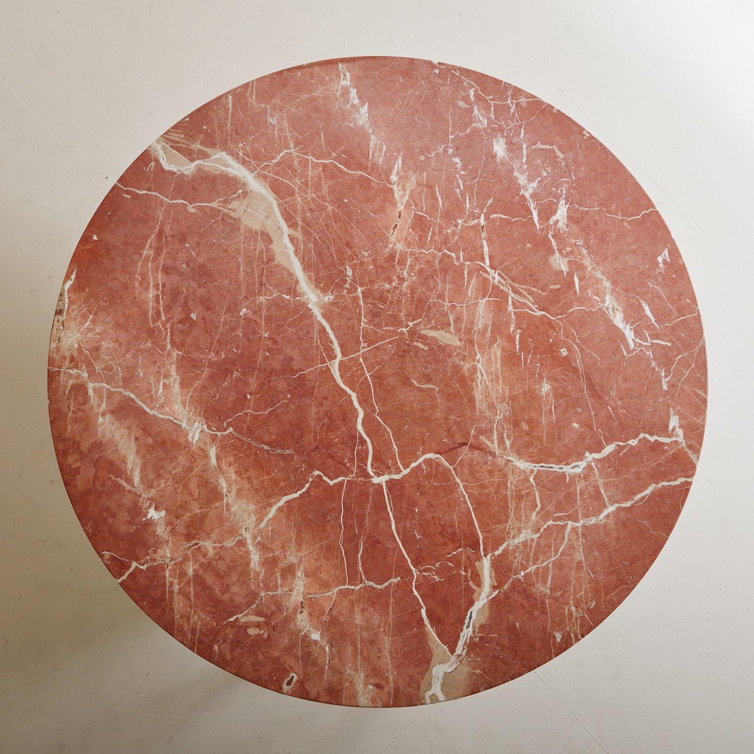 Esstisch aus Rojo Coralito-Marmor mit Glasbandfuß, Frankreich 1980er Jahre im Angebot 4