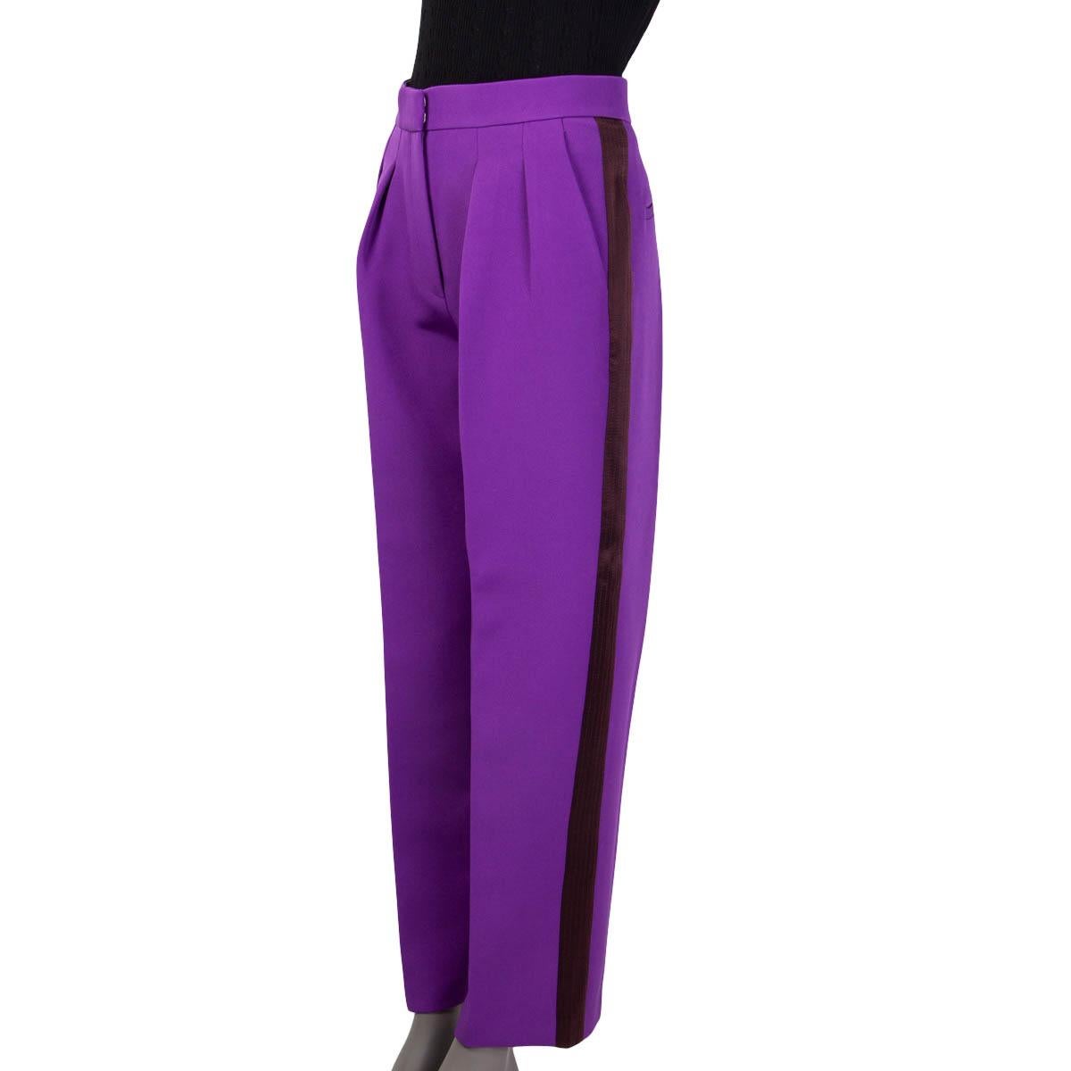 100% authentic Roksanda Resort 2019 Ricciarini pleated crepe pants in purple and eggplant polyester (67%), silk (25%), cotton (6%) and elastane (2%). Feature a satin trim, two slit pockets on the front and two slit pockets on the back. Open with a