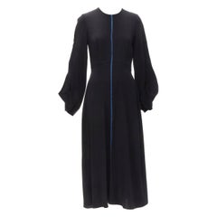 ROKSANDA vestido midi de seda negra azul con detalle de costura y puño acampanado