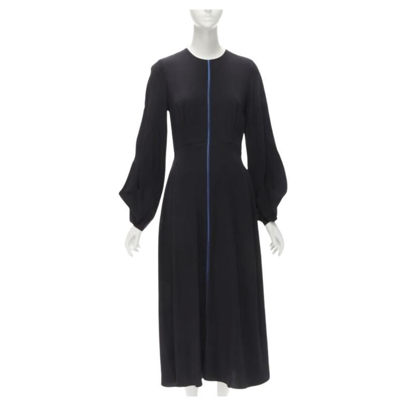 ROKSANDA vestido midi de seda negra azul con detalle de costura y puño acampanado en venta