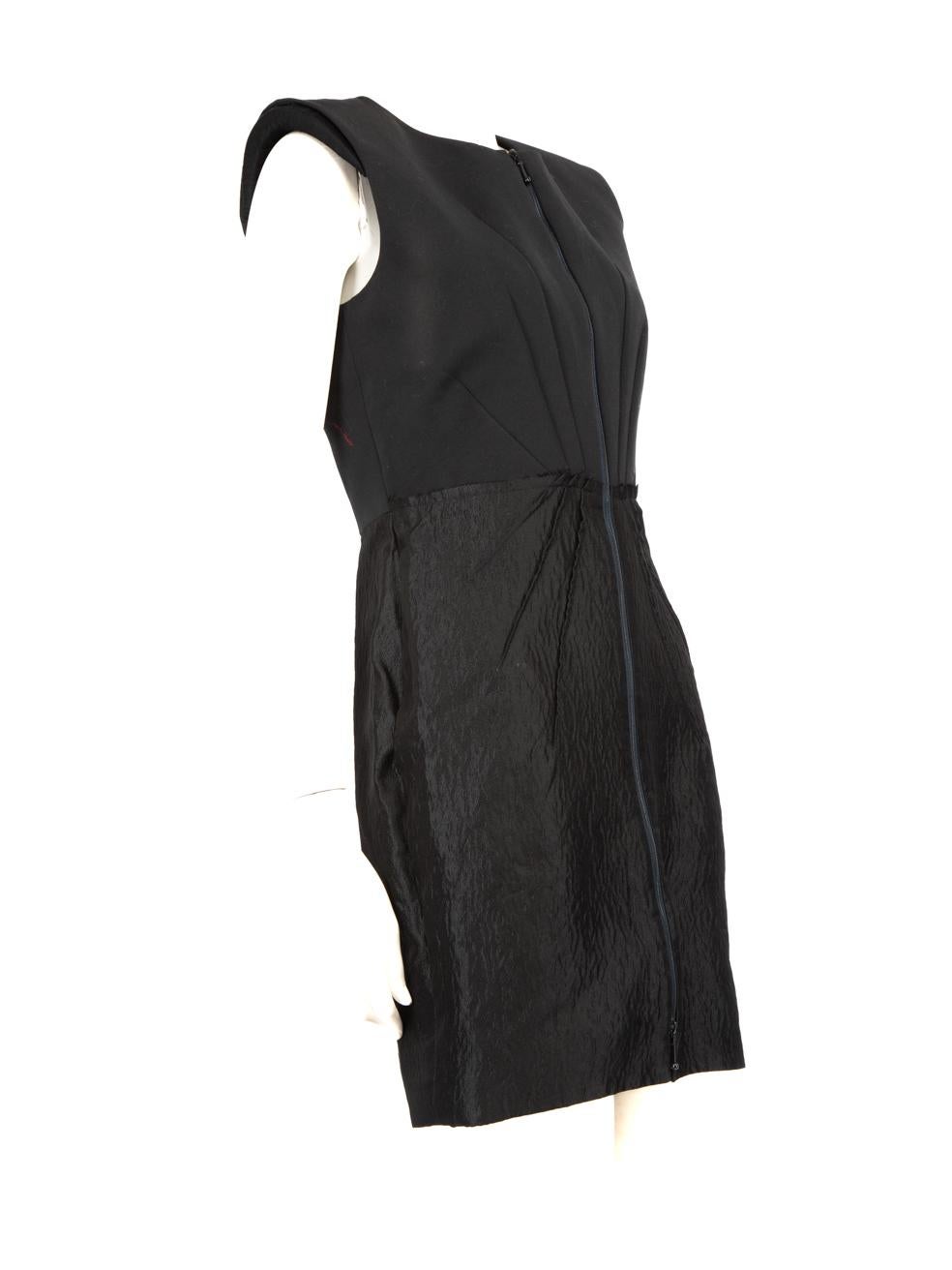 El ESTADO es Nunca usado, con etiquetas. Debido al mal almacenamiento del vestido, el desgaste es evidente en la parte inferior delantera con decoloración en este nuevo artículo de reventa de la diseñadora Roksanda.
 
 Detalles
 
 
 Negro
 
 Seda
 
