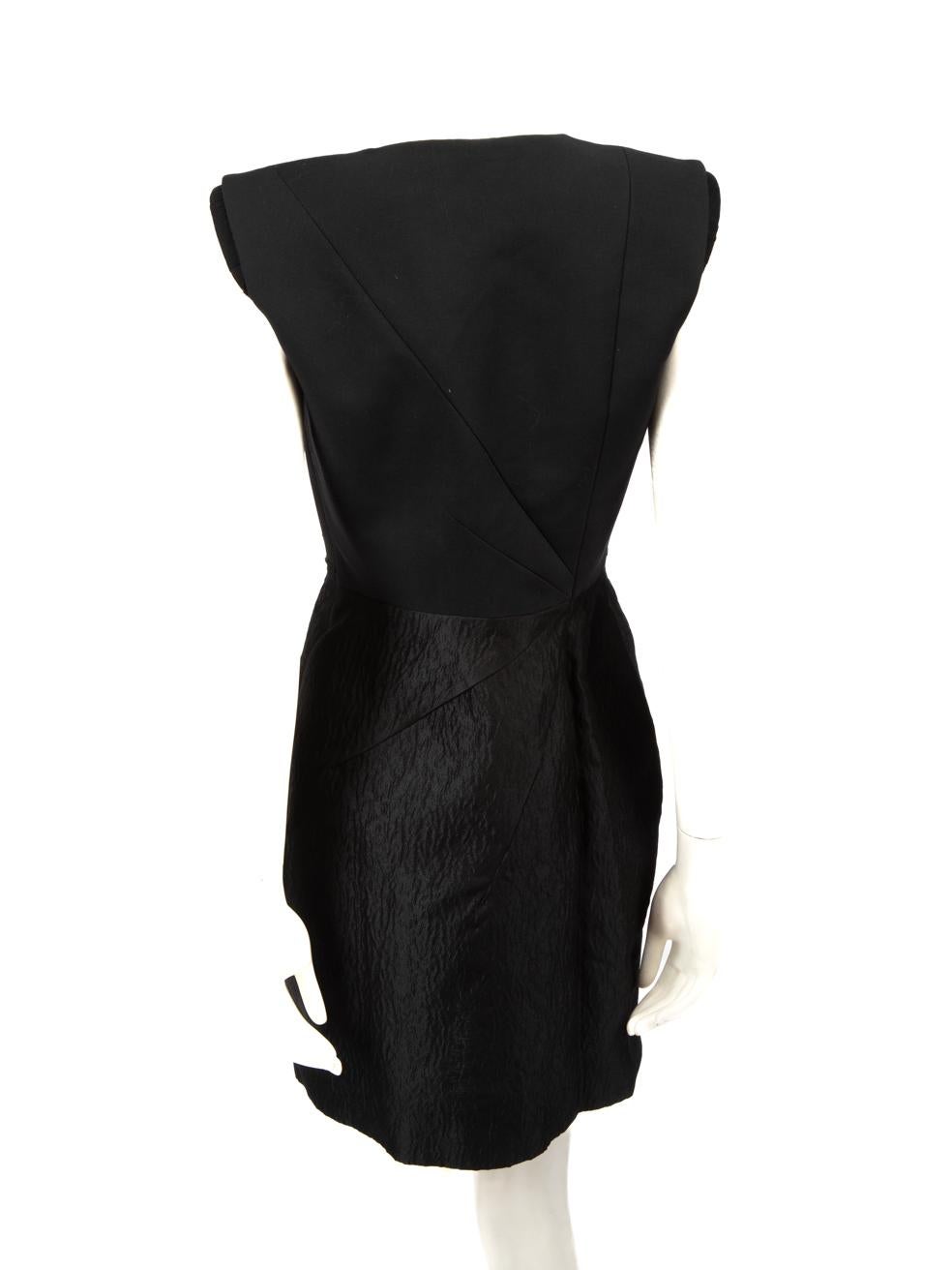 Roksanda Vestido de seda negro con cremallera y mini hombros acolchados Talla L Negro en venta
