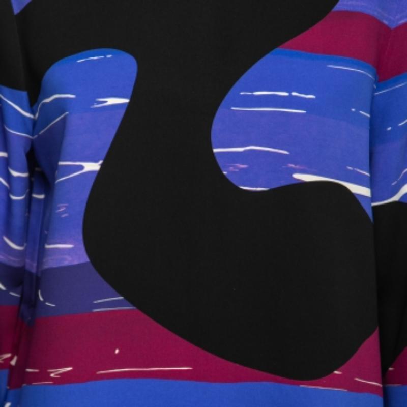Complement your elegance with a lovely blouse like this one. With its pretty design and qualitative fabric, this blouse is the best pick to look sophisticated and poised.