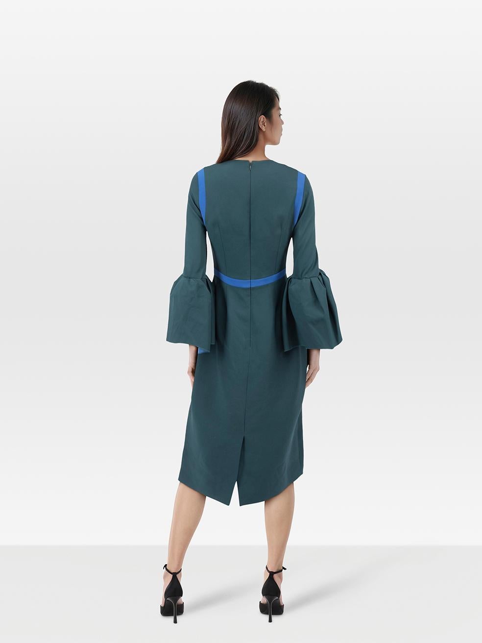 CONDITION is Very good. Minimal wear to the dress is evident. Discolouration under both armpits on the lining and lower front towards the hem. Plucks to the weave on the front of this used Roksanda designer resale item.
 
 
 
 Details
 
 
 Green
 
