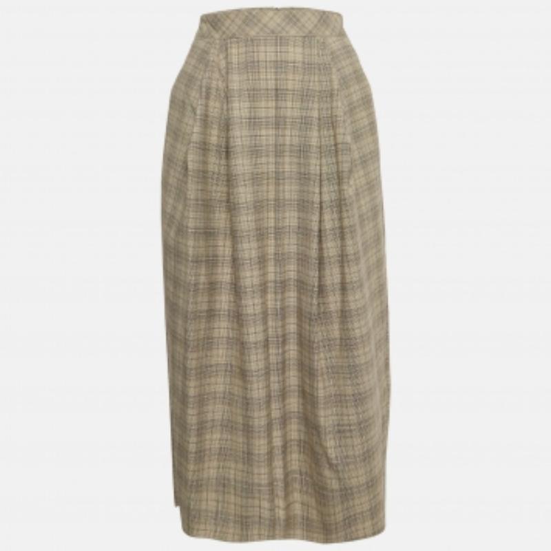Cette jolie jupe est joliment cousue dans un tissu fin. Cette jupe de créateur confortable présente une silhouette flatteuse. Associez-le à un simple haut et à des talons à lanières pour un look chic.