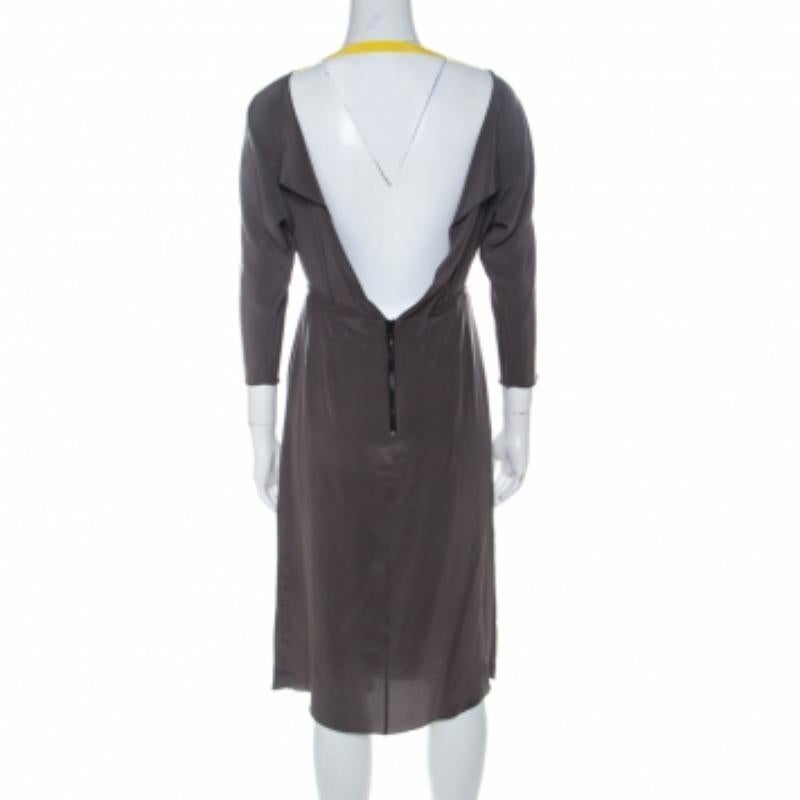 Fai spazio nel tuo armadio per questo grazioso abito della casa di Roksanda Ilincic. Progettato per un look discreto, questo abito midi grigio canna di fucile è favoloso per un evento casual. Questo abito presenta una schiena aperta e una gonna a