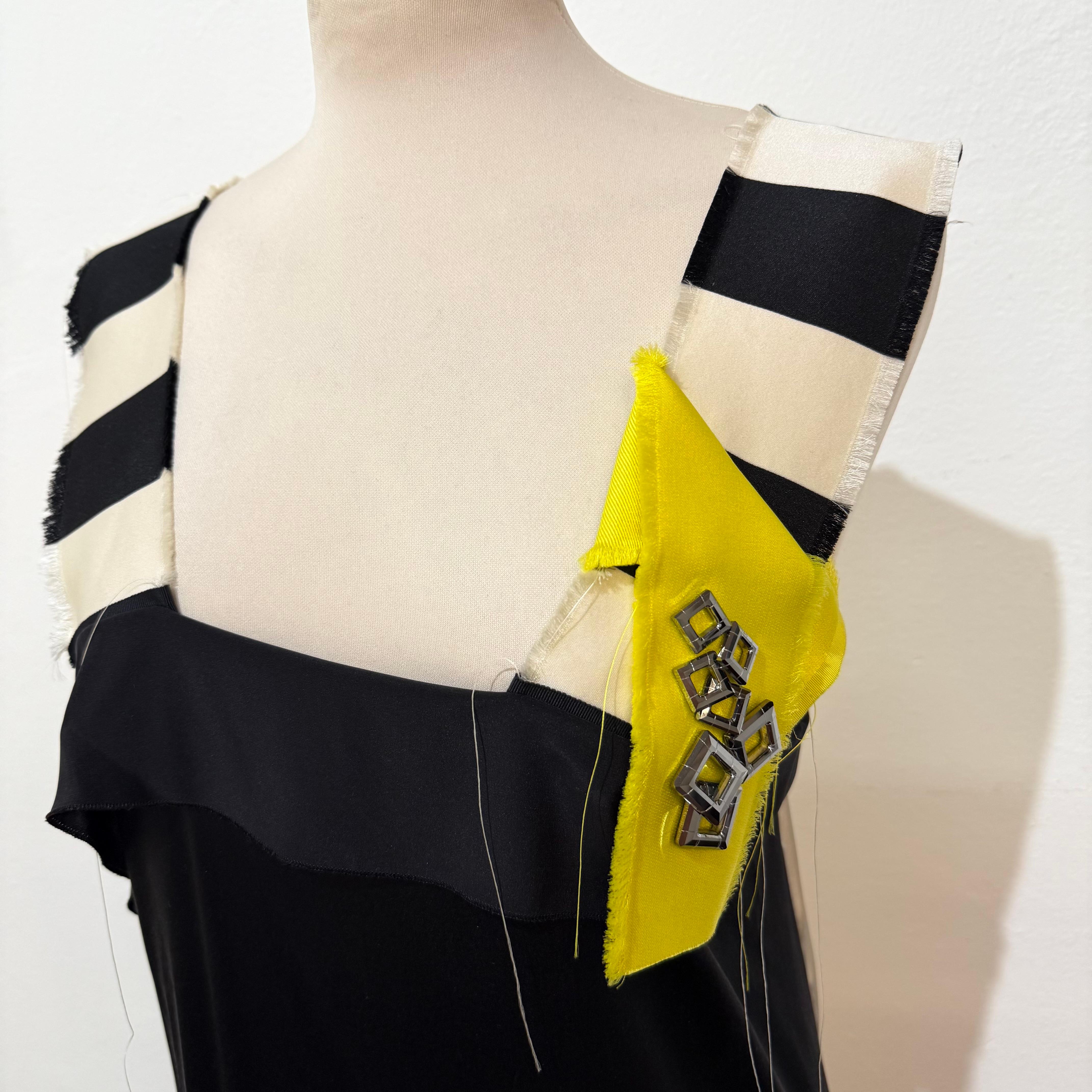 Vestido Roksanda Ilincic
100% Seda
Multicolor, amarillo, negro y crudo
Epalouettes
Con aplicaciones
Hombro/hem cm 118 (46,45 pulgadas)
Envío exprés a todo el mundo incluido en el precio

