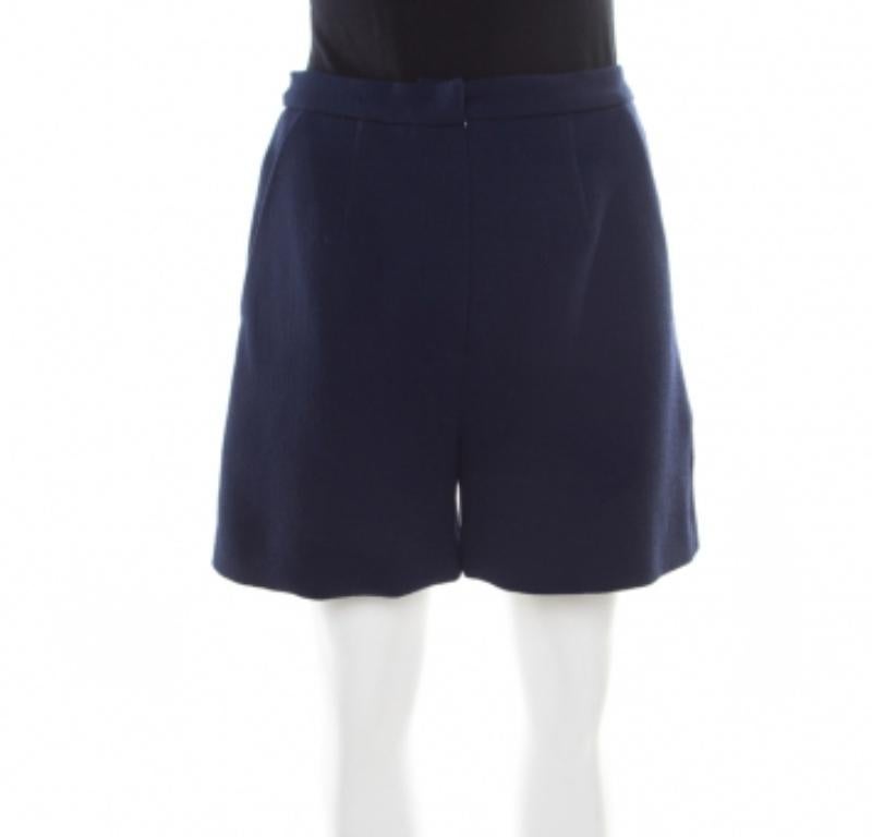 Confortable et élégant, ce short breton de Roksanda Ilincic doit absolument figurer sur votre liste de souhaits ! Ce short bleu marine est confectionné en 100 % laine et présente une silhouette à taille haute. Ils sont équipés d'une fermeture à