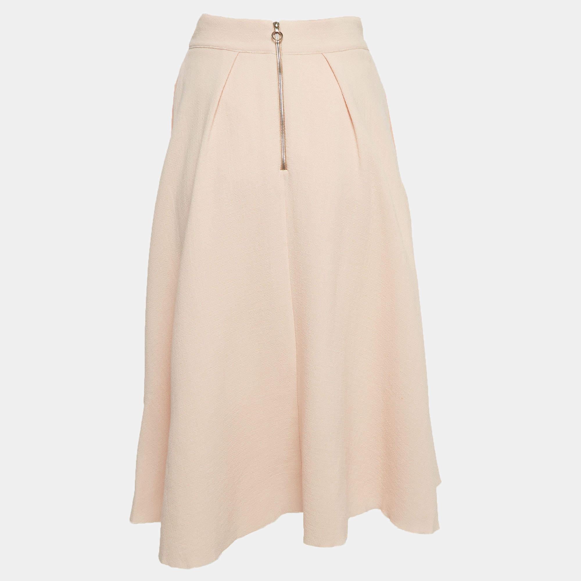 This elegant skirt is worth adding to your closet! Crafted from fine materials, it is exquisitely designed into a flattering shape. 