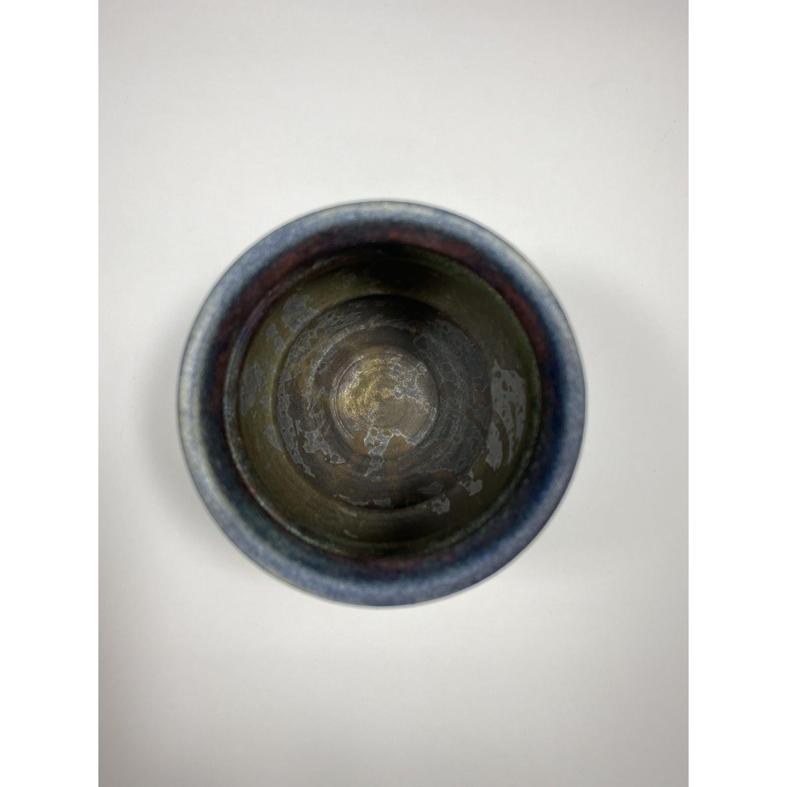 Vase en céramique fabriqué à la main au feu de Roku, signé par l'artiste en vente 1