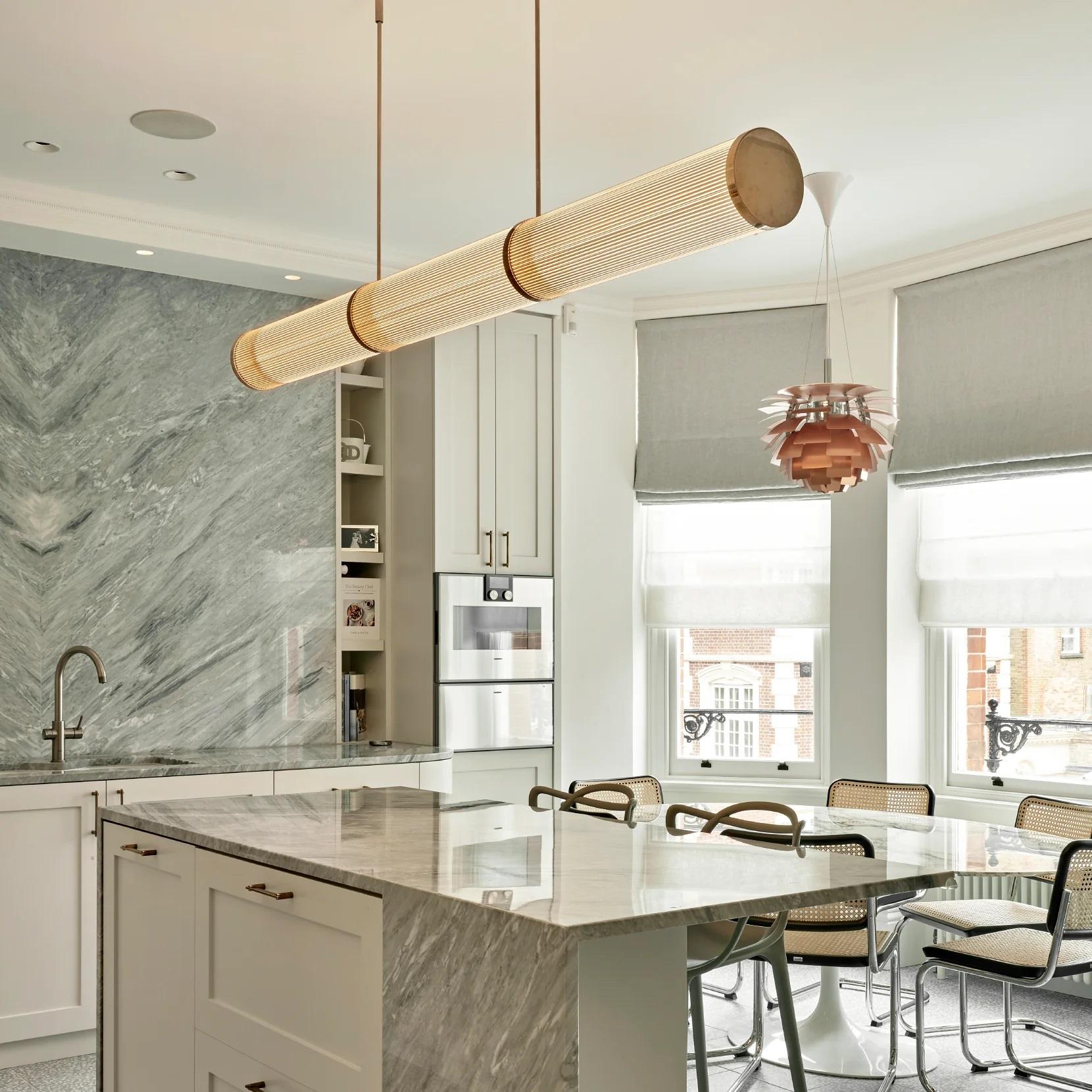 Lampadario Rokua di Cameron Design House
Dimensioni: D. 16 x L. 180 x H. 16 cm 
Materiali: Vetro. ottone spazzolato.

Disponibile in 90, 180 o 270 cm.
Disponibile in diverse finiture metalliche. Contattateci.

Il pendente Rokua è un elegante