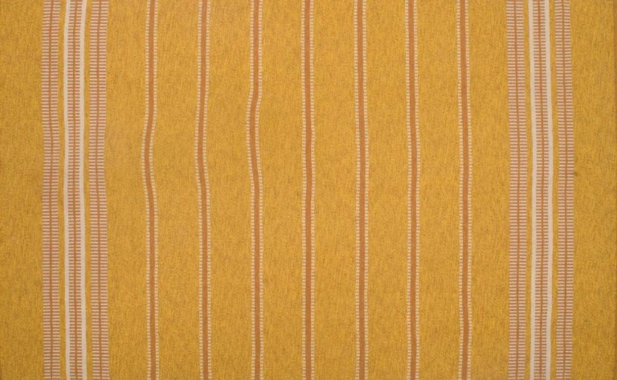 Rölakan, Schweden, großer Teppich aus handgewebter Wolle. Ockergelb.
Modernistisches Design.
Ungefähr 1960.
In ausgezeichnetem Zustand.
Abmessungen: 232 cm x 140 cm.