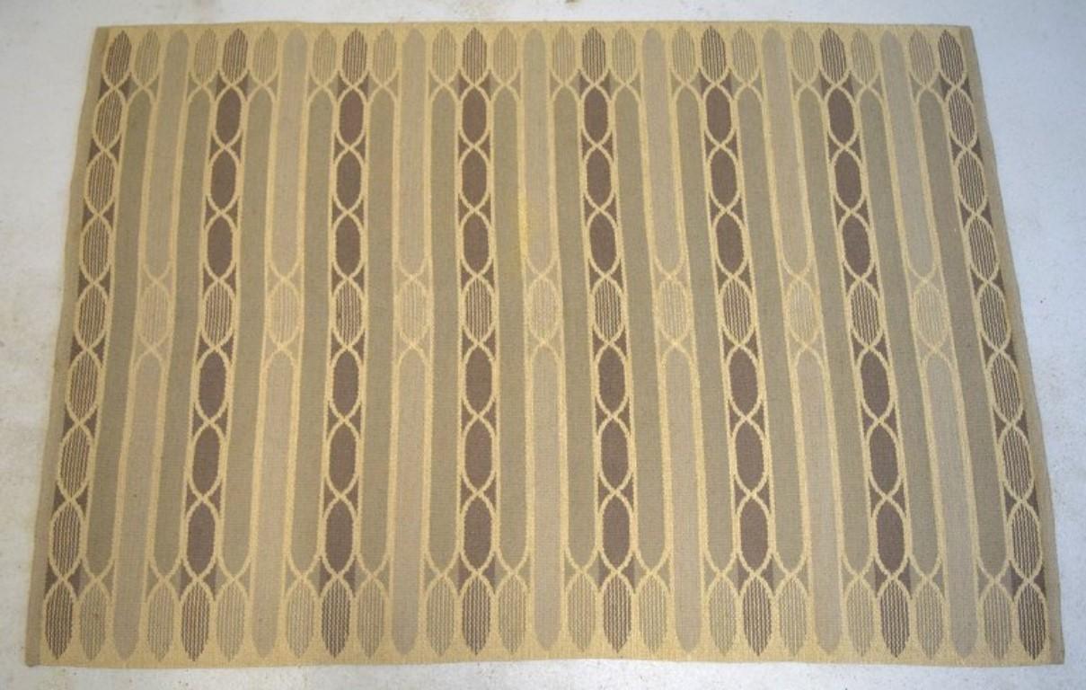 Rölakan, Sweden.
Large handwoven wool carpet.
Modernist design.
Approximately 1960.
In excellent condition, could benefit from cleaning.
Dimensions: 242 cm x 166 cm.