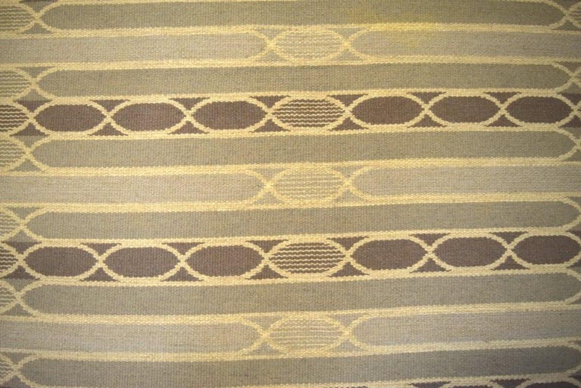 Rölakan, Sweden. Large handwoven wool carpet. Modernist design.  In Excellent Condition For Sale In Copenhagen, DK