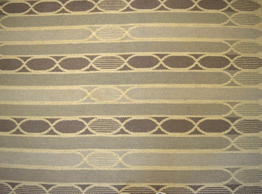 Mid-20th Century Rölakan, Sweden. Large handwoven wool carpet. Modernist design.  For Sale