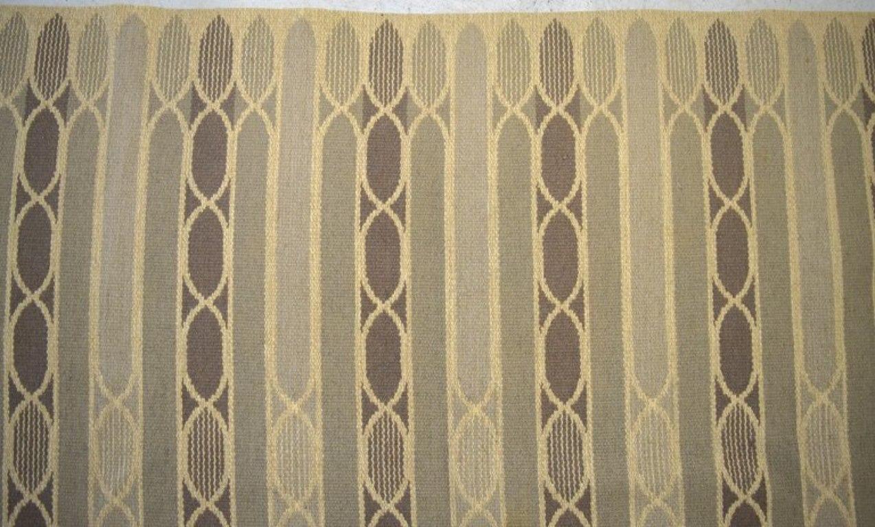 Wool Rölakan, Sweden. Large handwoven wool carpet. Modernist design.  For Sale