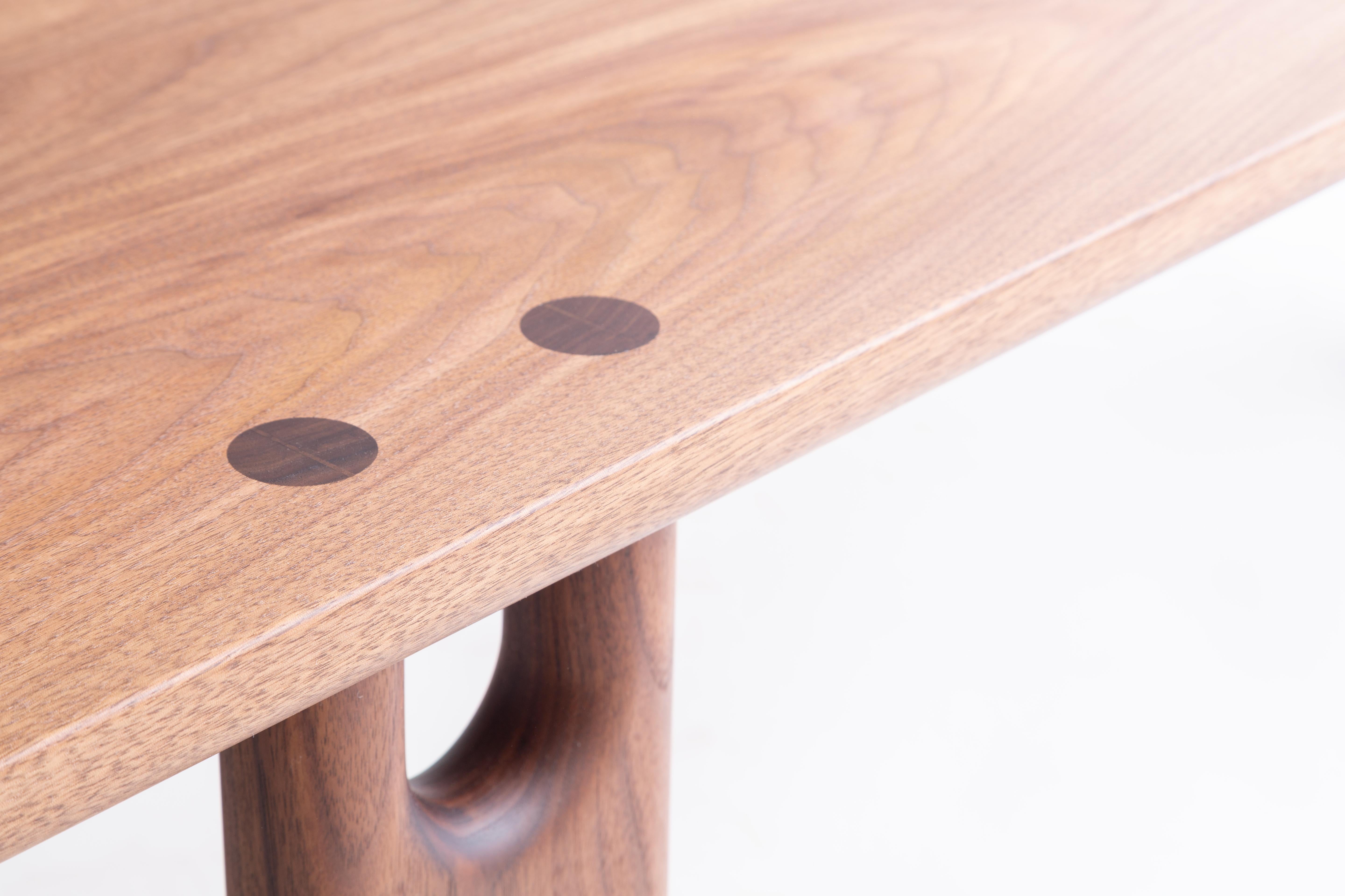 Le banc Roland est fabriqué à la main dans notre studio de Louisville, KY, à partir de bois durs massifs de première qualité. Simple et robuste, le banc met en valeur son assemblage unique à double tenon grâce à ses pieds en forme. De la taille d'un