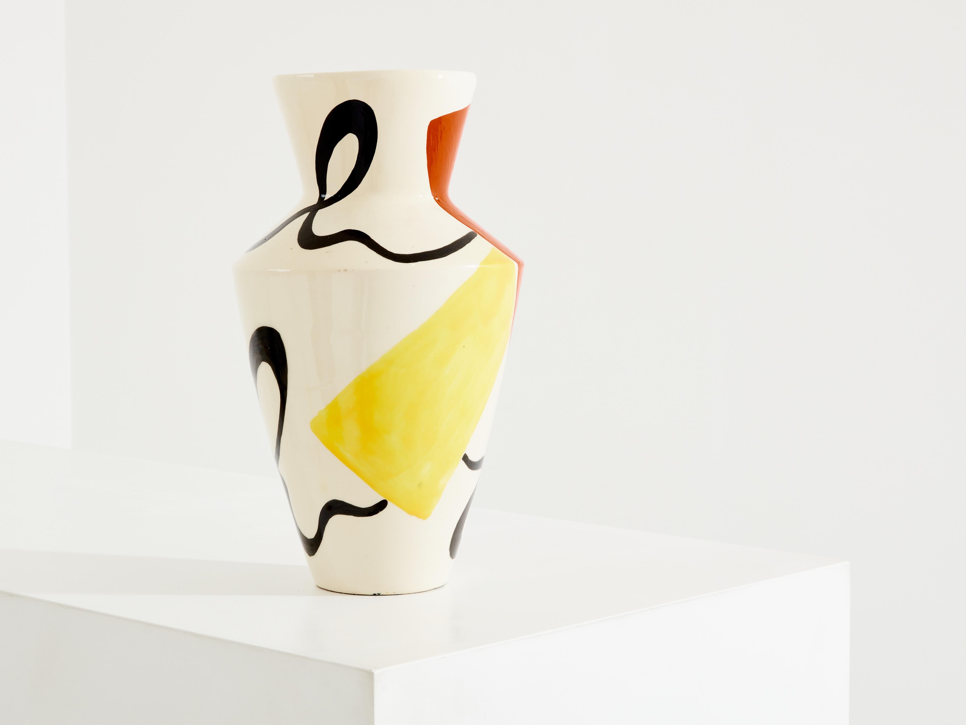 Questo alto e colorato vaso in ceramica smaltata è stato progettato e prodotto da Roland Brice negli anni '50 nel suo laboratorio di Biot, una piccola città vicino a Vallauris, nel sud della Francia. Roland Brice era un ex studente di Fernand Léger.