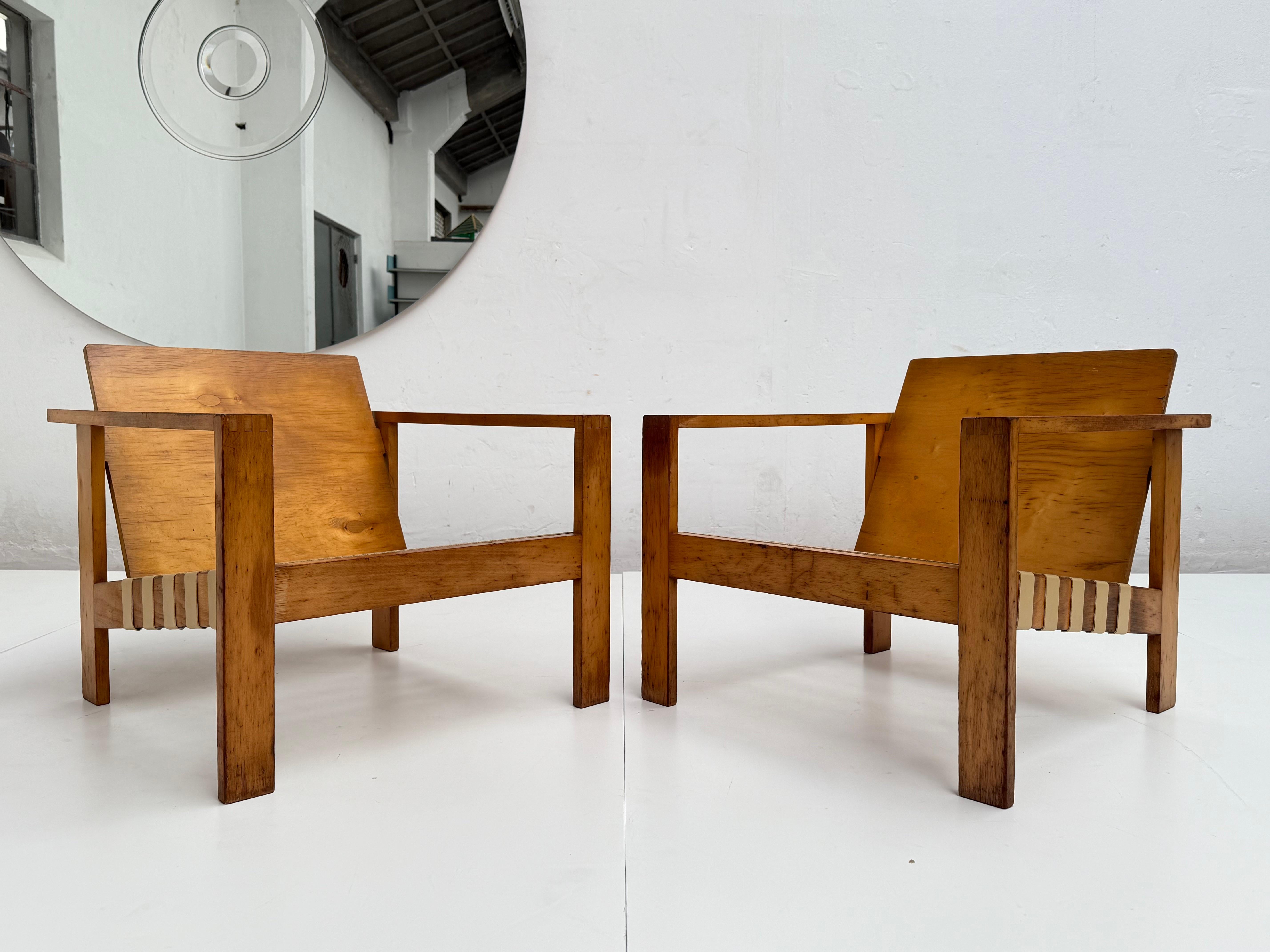 
Coppia di sedie da salotto Disegnate da Roland Gibbard e prodotte da Design/One Contracts Ltd. in Inghilterra,  circa 1963

Struttura in legno massiccio di Beeche e compensato, cinghie in gomma Pirelli e cuscini in pelle.

Le sedie sono state
