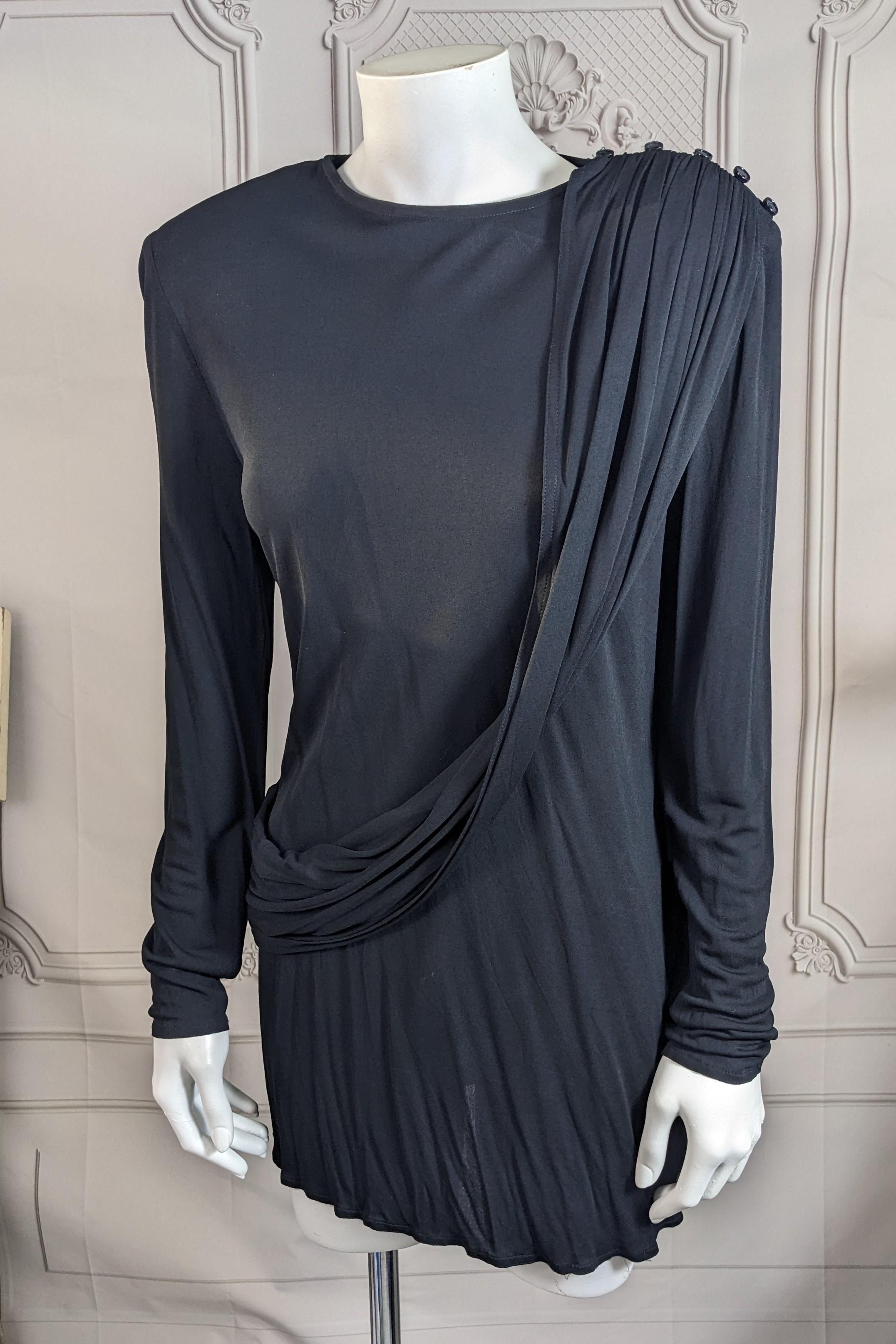 Top drappeggiato in jersey opaco di Roland Klein degli anni '80. Ampie spalline su un top a tunica lungo con sciarpa drappeggiata che si abbottona sulla spalla. È stato disegnato come un top ma può essere indossato come un mini abito. Regno Unito