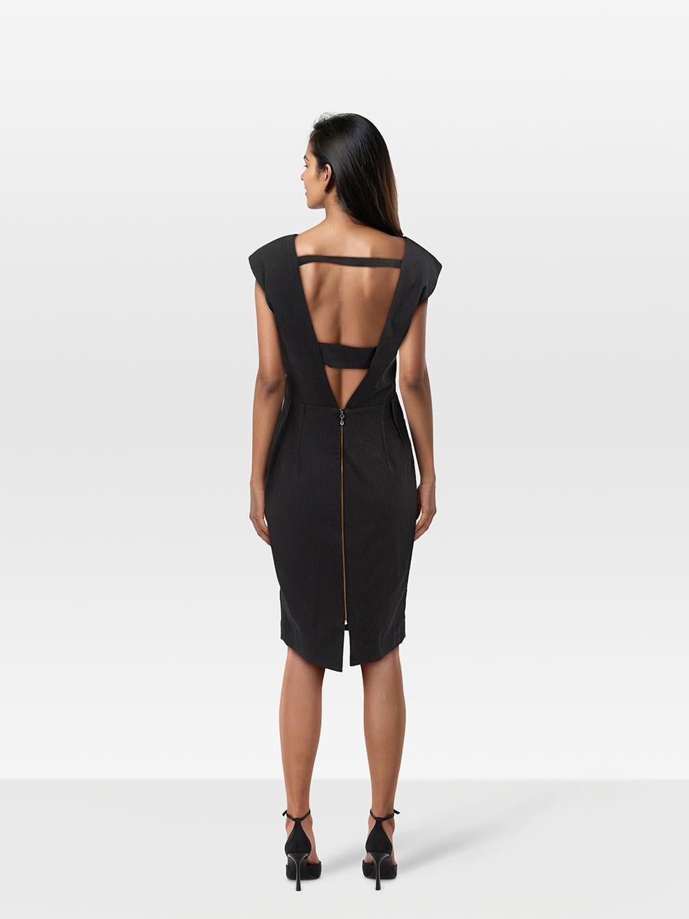 CONDITION is Very good. Minimal wear to dress is evident. Minimal wear to the left shoulder where some small discolouration can be seen on this used Roland Mouret designer resale item.
 
 
 
 Details
 
 
 Black
 
 Synthetic
 
 Dress
 
 Knee length
