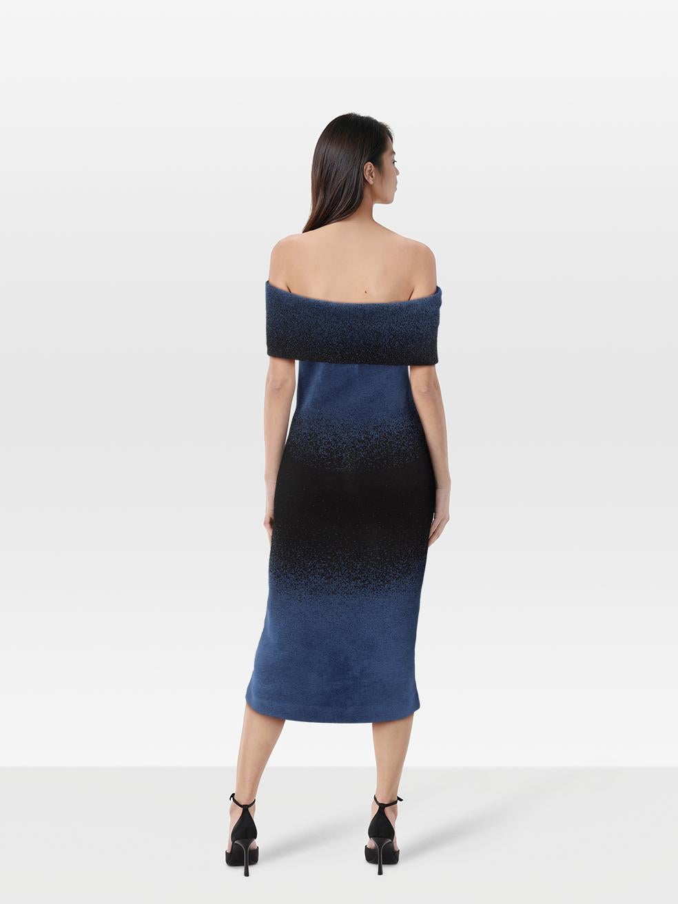 L'ÉTAT est très bon. Pratiquement aucune usure visible de la robe n'est visible sur cet article de revente de designer Roland Mouret d'occasion.
 
 
 
 Détails
 
 
 Multicolore - noir, bleu
 
 Viscose
 
 Robe de bikini
 
 Motif rayé ombré
 
 Épaule