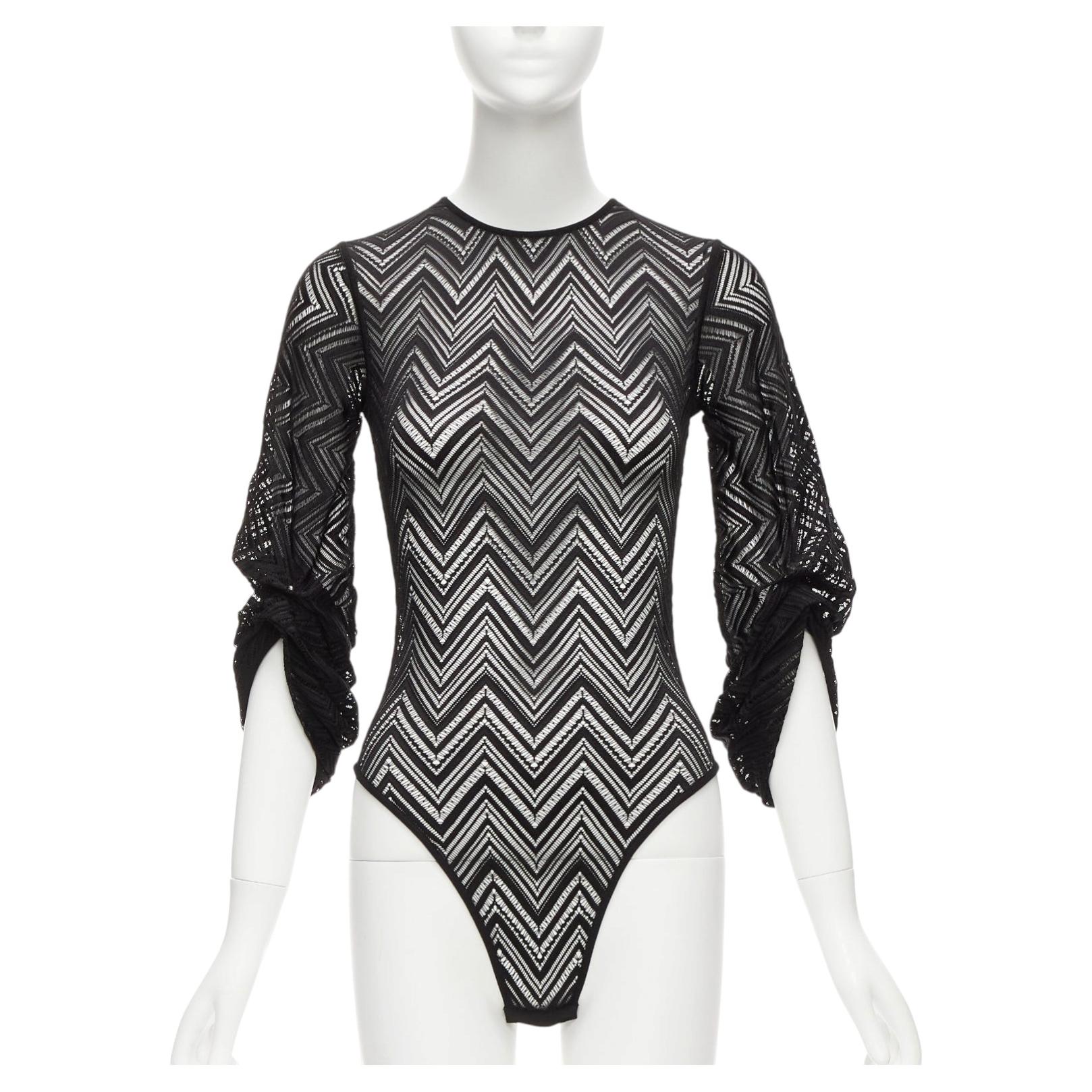 Roland Mouret nero in pizzo a reticolo chevron drappeggiato con maniche a charme top XS in vendita