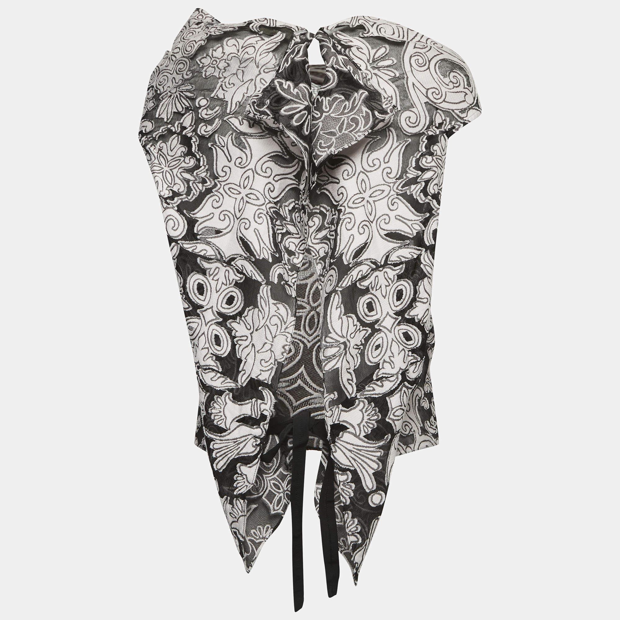 Find great style and comfort while wearing this designer top. Tailored using the best fabrics the creation has been given immense detail. Style it with a pair of jeans and flats.