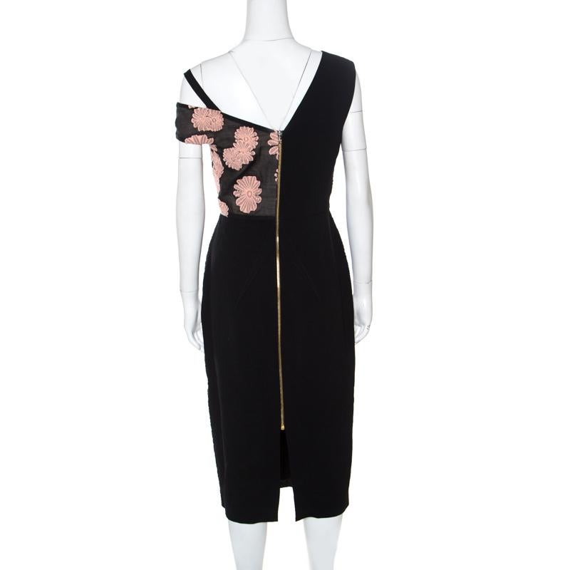 With a dress as gorgeous as this Roland Mouret creation, you are sure to make hearts flutter and fetch admiring glances from one and all! The black dress is made of a cotton blend and features a flattering silhouette. It flaunts an off-shoulder