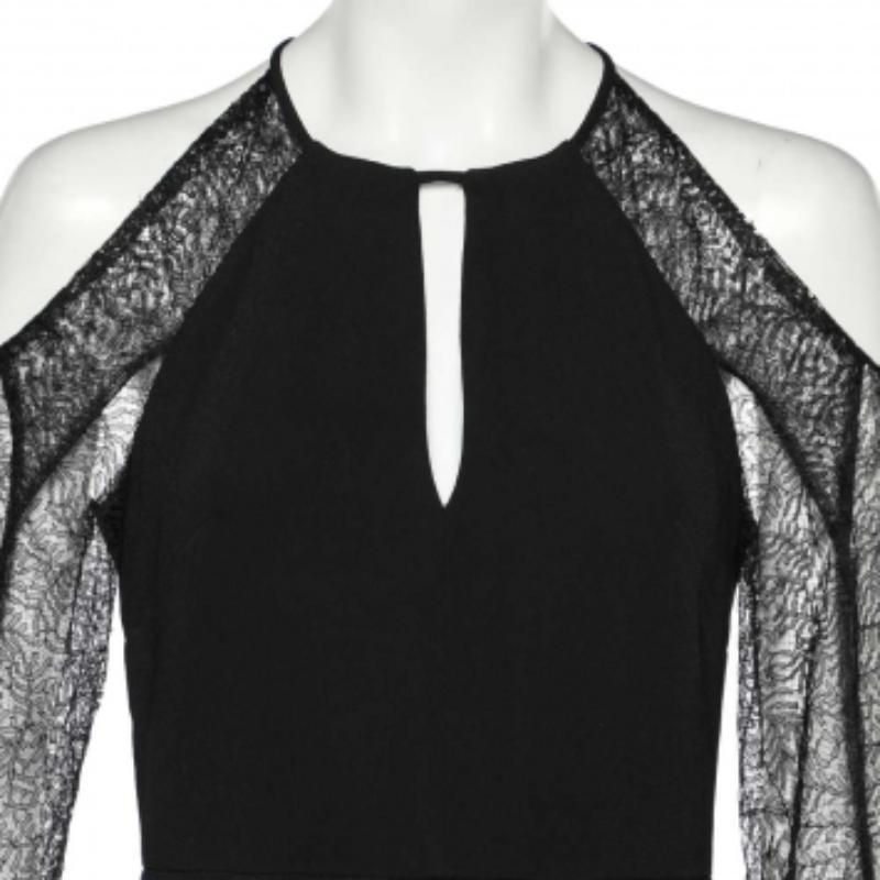 Dieses Carrington-Kleid aus dem Hause Roland Mouret bezaubert durch seine schicke, bodenlange Silhouette und verleiht Ihrem Stil unendliche Schönheit, Gelassenheit und Zurückhaltung. Es ist aus schwarzem Crêpe-Stoff gefertigt, der mit aufwendigen