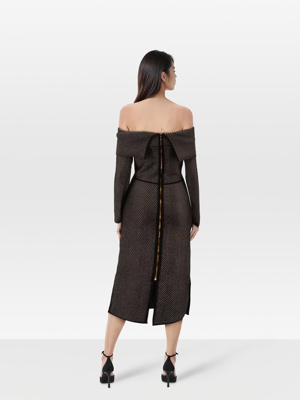 L'ÉTAT est très bon. L'usure de la robe est minime. Label de dimensionnement et de composition non fixé. La trame de cet article de revente d'occasion de Roland Mouret se trouve sur le devant, au niveau de la hanche.
 
 
 
 Détails
 
 
 Multicolore