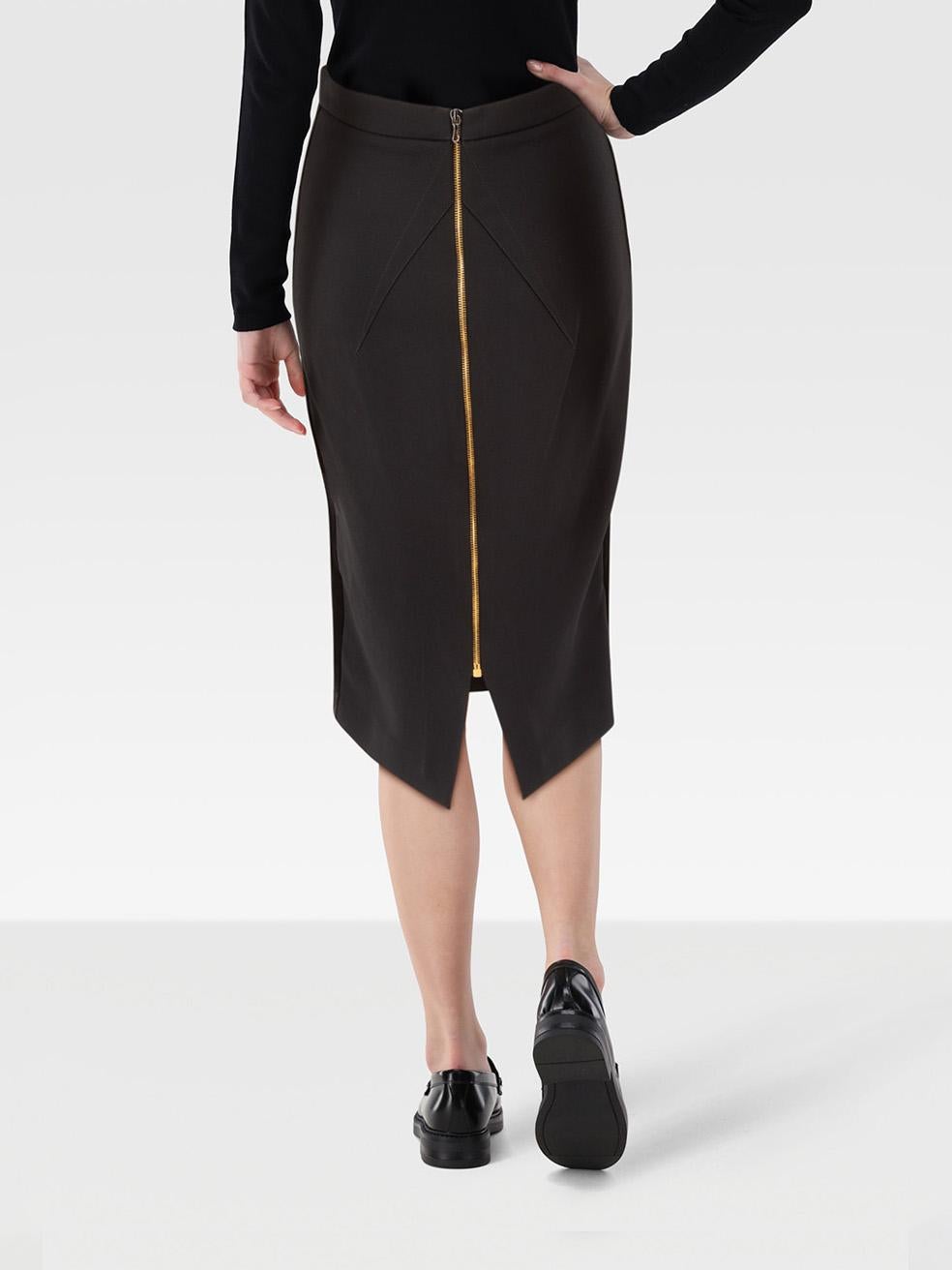 L'ÉTAT est très bon. La jupe n'a subi aucune usure visible sur cet article de revente d'occasion de la marque Roland Mouret.
 
 
 
 Détails
 
 
 Noir
 
 Viscose
 
 Jupe droite
 
 Longueur au genou
 
 Fermeture à glissière au dos
 
 
 
 
 
 Fabriqué