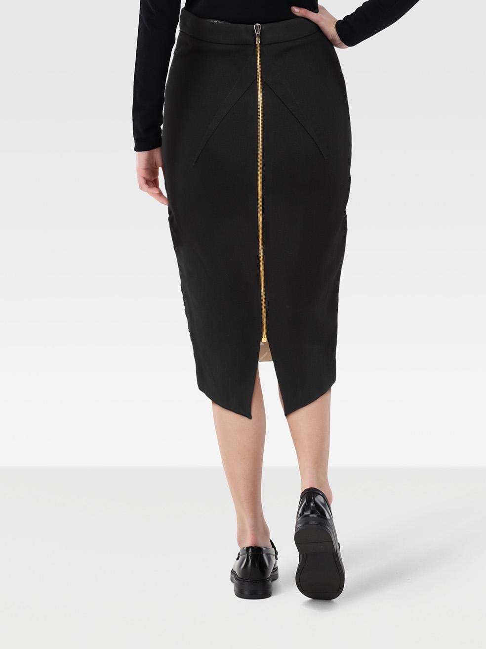 CONDIZIONE: molto buona. L'usura della gonna è minima. Strappa sul retro, proprio sotto la fascia in vita, questo articolo usato di rivendita della griffe Roland Mouret.
 
 
 
 Dettagli
 
 
 Nero
 
 Cotone
 
 Gonna a matita
 
 Modello con taglio a