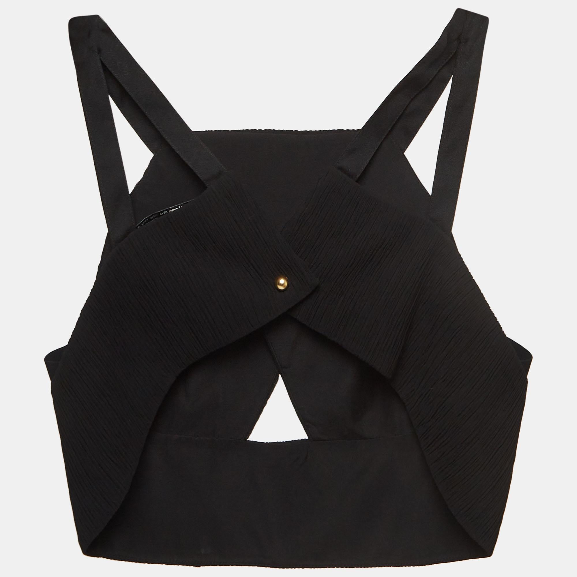 A Roland Mouret crop top is an easy pick for vacations, girly catch-ups, or brunch parties. Flaunting a chic hue and cute prints, this Maida crop top is easy to make an effortless statement in.