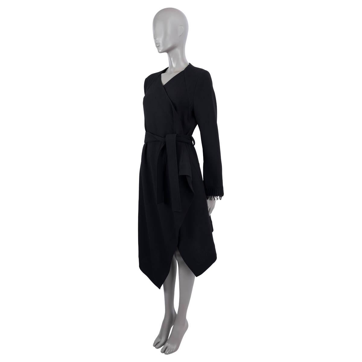 100% authentic Roland Mouret 2017 Studham draped and asymmetric open coat in black wool (100%) with silk lining (100%). The design features a slit and fringed details on the cuff, slit pockets on the side and has a belt to cinch the waist. Has been