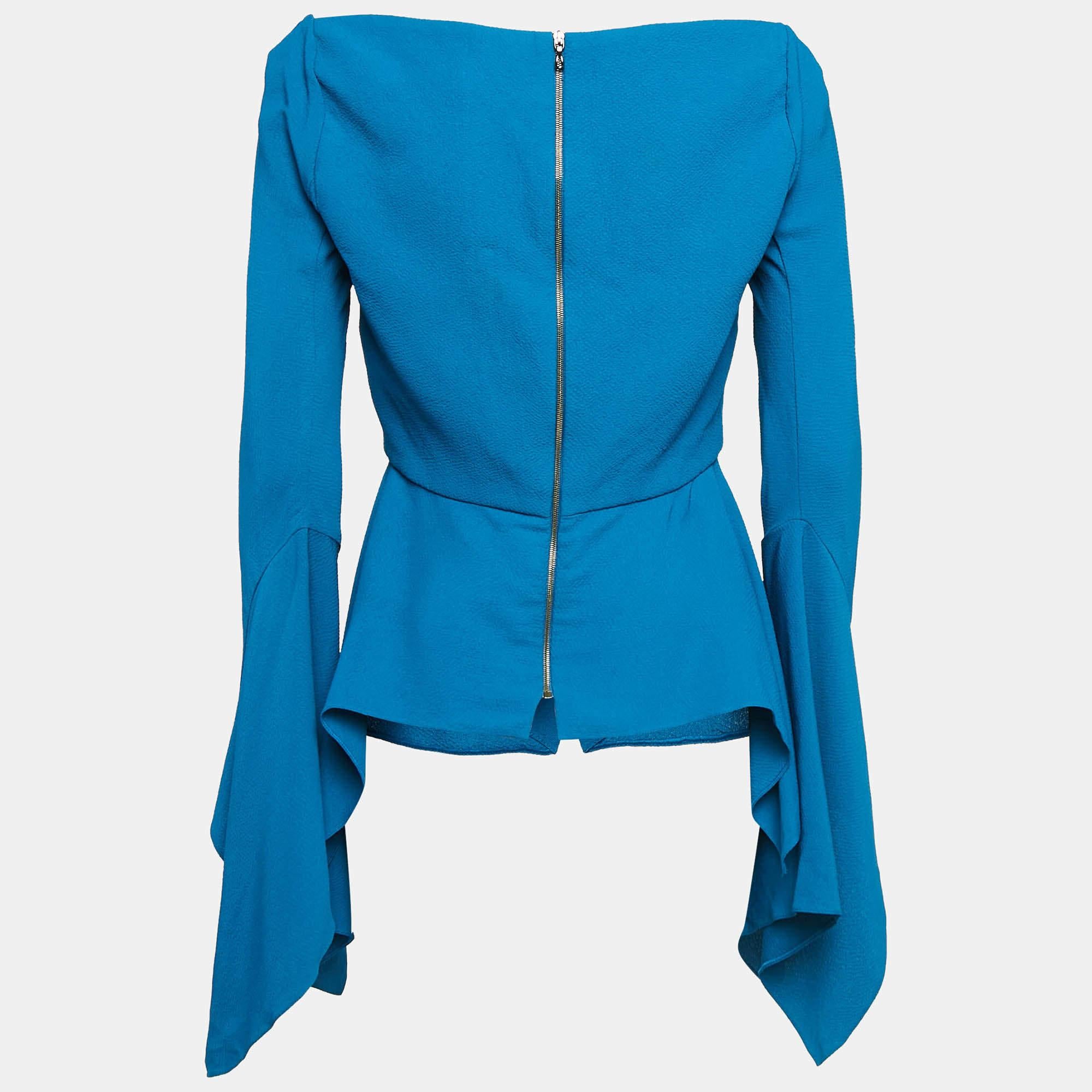 Find great style and comfort while wearing this designer blouse. Tailored using the best fabric the creation has been given immense detail. Style it with trousers and heels.