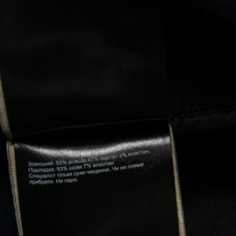 Sehen Sie absolut schick und farbenfroh aus, wenn Sie diese wunderschöne Kreation von Roland Mouret tragen. Dieses Kennard Kleid aus farblich abgestimmtem Stretch-Crêpe hat einen Neckholder-Ausschnitt mit Cut-out-Details am Rücken. Ein verlängerter