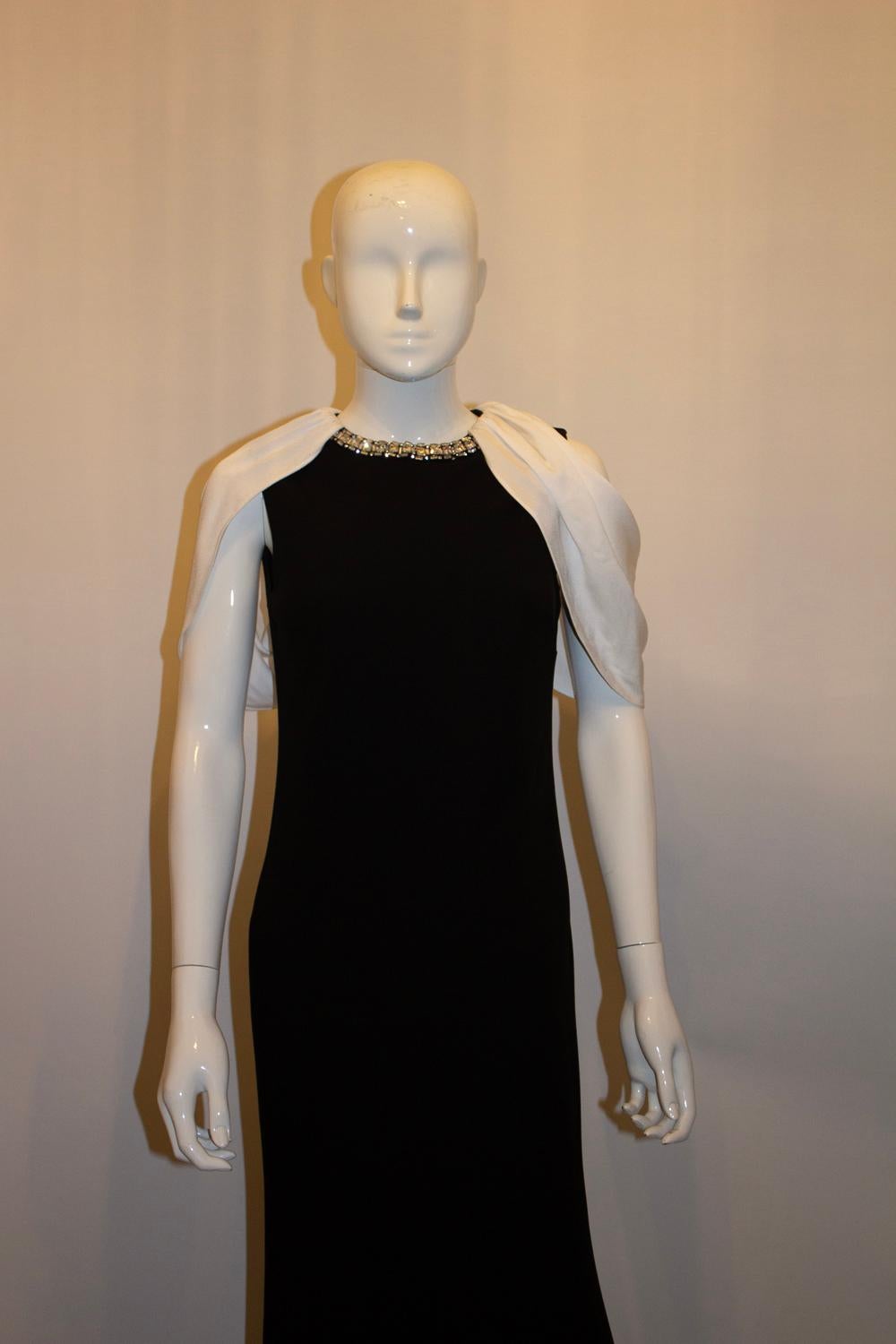 Noir Roland Mouret Robe avec cape et détails diamantés en vente