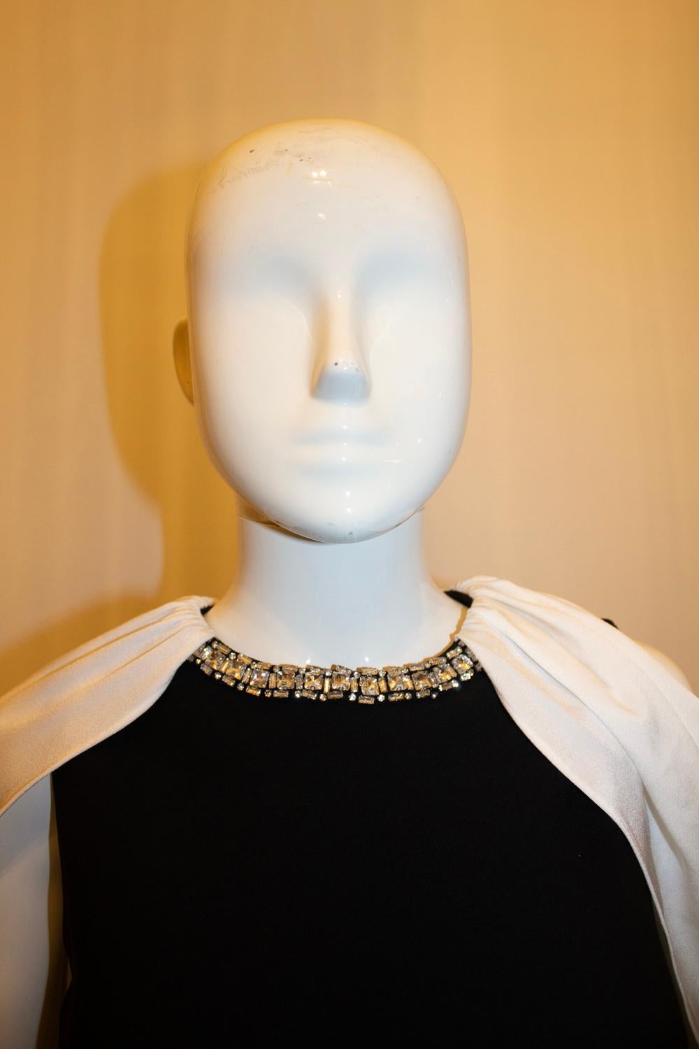 Roland Mouret Robe avec cape et détails diamantés Bon état - En vente à London, GB