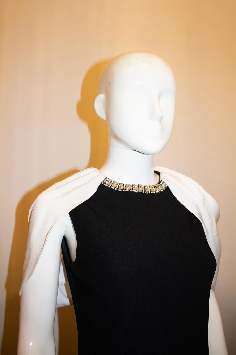 Roland Mouret Robe avec cape et détails diamantés Unisexe en vente