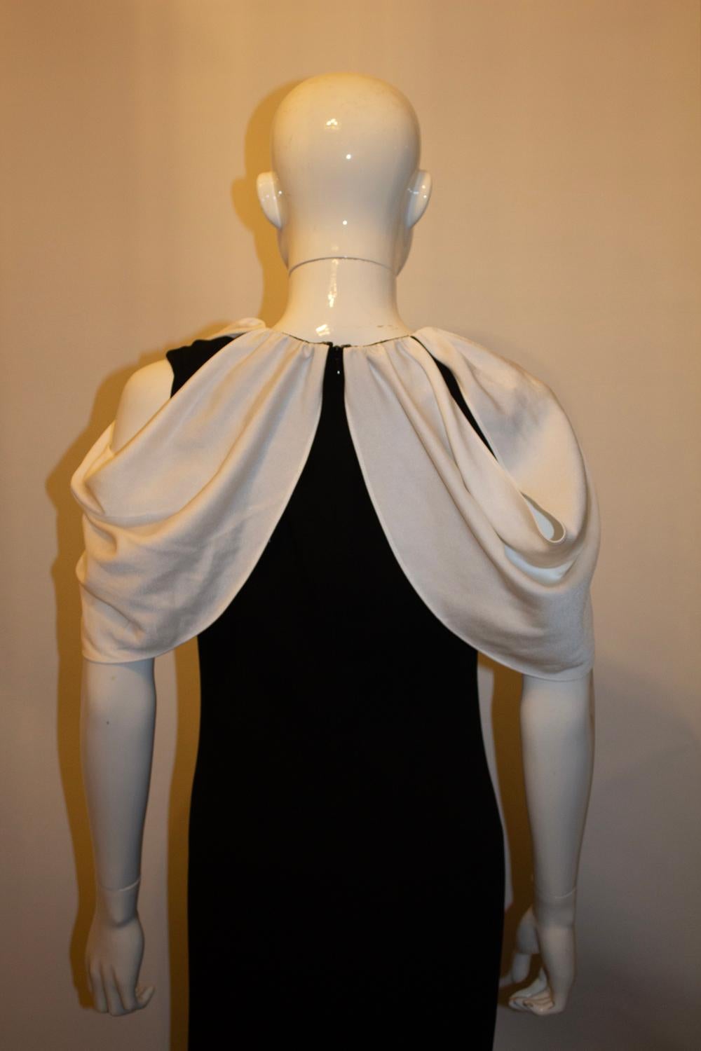 Roland Mouret Robe avec cape et détails diamantés en vente 1