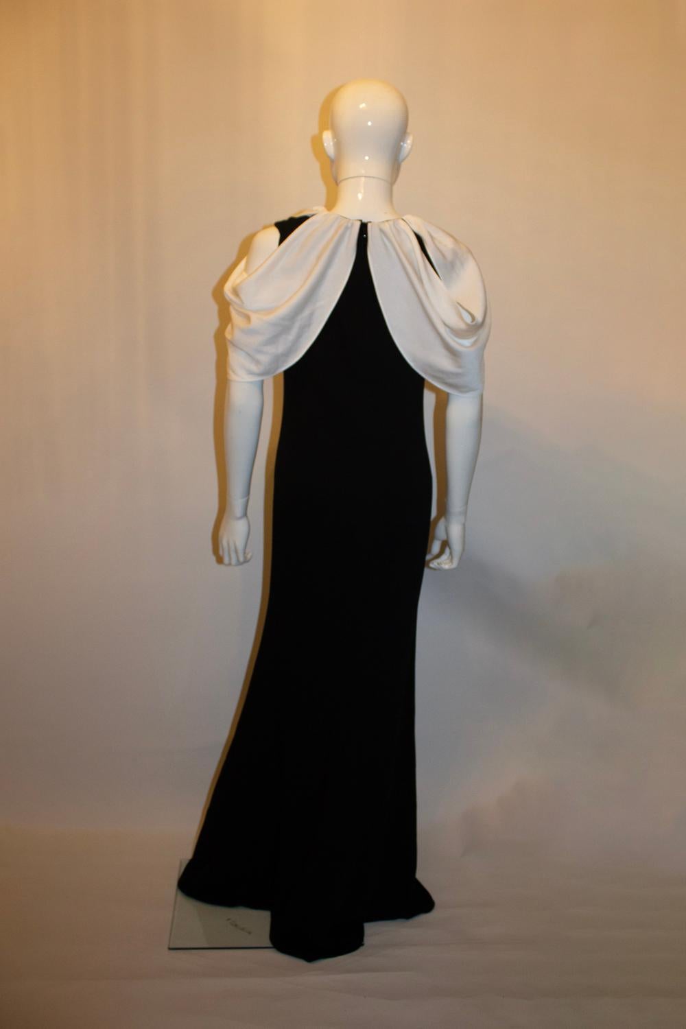 Roland Mouret Robe avec cape et détails diamantés en vente 2