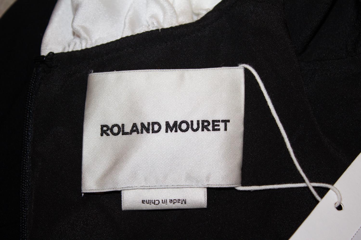 Roland Mouret Robe avec cape et détails diamantés en vente 3