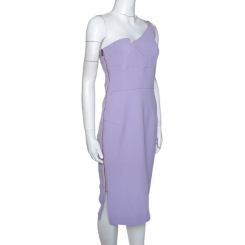 Cette robe lavande est signée Roland Mouret. Cette robe séduit par la féminité de sa coupe à une épaule, de ses empiècements pliés et de sa silhouette ajustée. La fermeture éclair complète sur le côté, de couleur dorée, vous permet d'enfiler