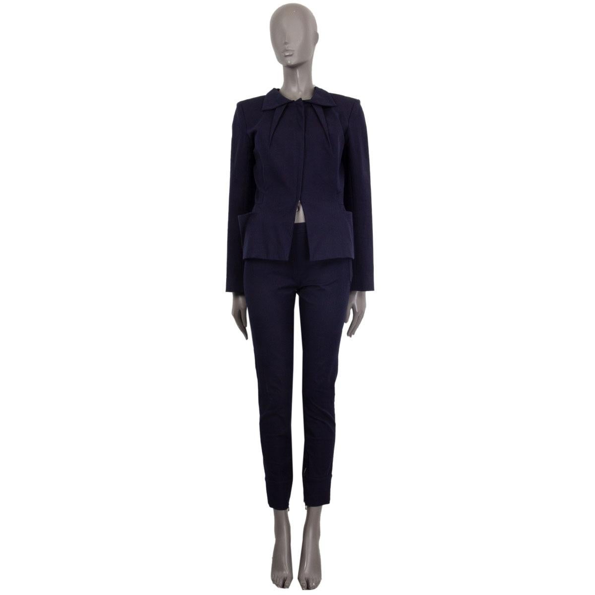 100% authentic Roland Mouret pointed flt collar zipper blazer in navy blue stretchy cotton (96%) and elastane (4%). Structured back and two big open pockets on the side. Has been worn and is in excellent condition.

Measurements
Tag